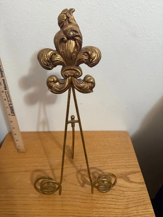 Ornate Fleur-de-Lis Metal Display Easel in Antique Gold