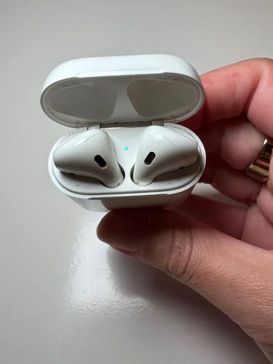 Apple AirPods Generation 2 White with Charging Case - NOT holding charge