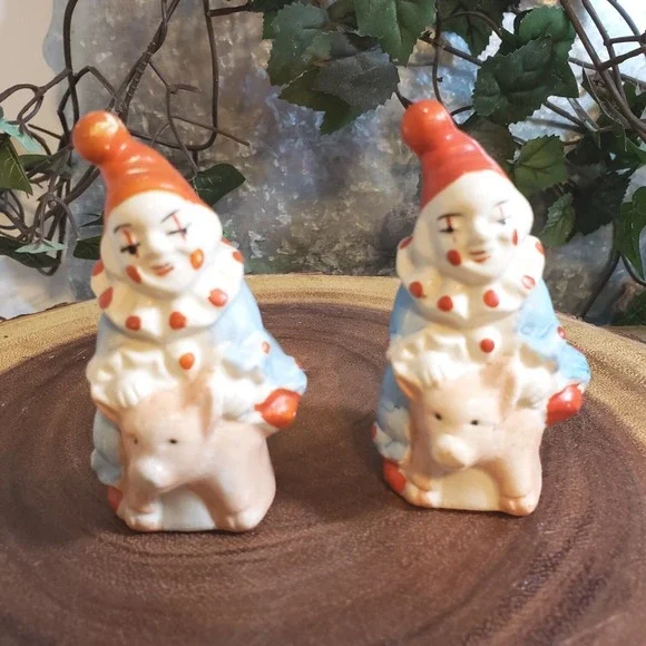 Vintage Clowns riding pigs Salt and Pepper‎ Shakers Made in Japan