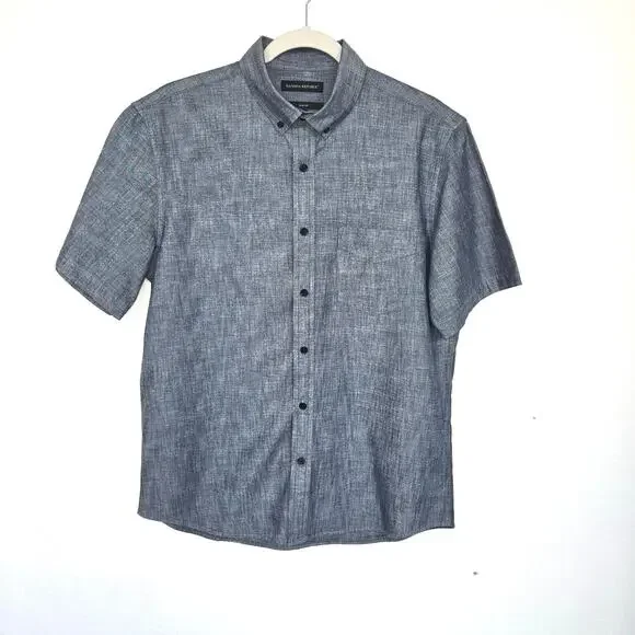 Banana Republic Men’s Button Up Cotton Shirt. Size medium.