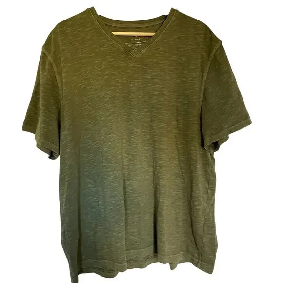 Banana Republic olive green vintage v-neck men's size XL t-shirt cotton top