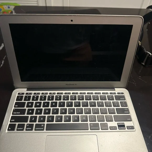 Apple MacBook Air 11” (Early 2015) – MJVM2LL/A – 128GB SSD – A Grade