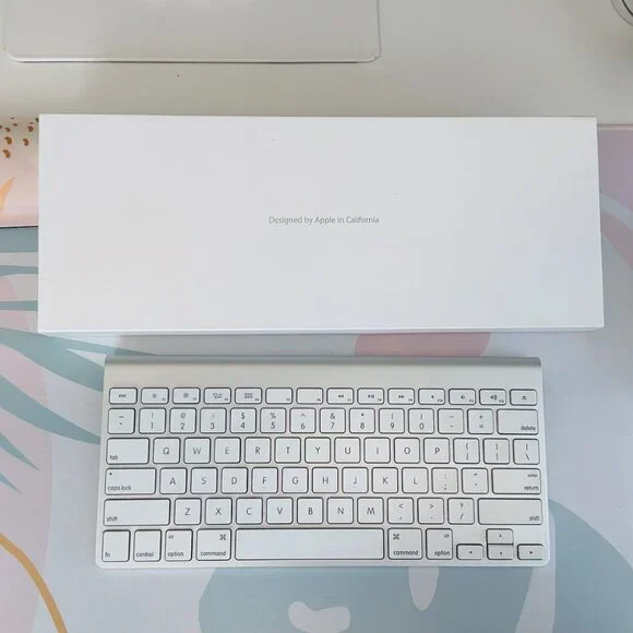 Apple OEM 1st gen White Wireless Keyboard with Original Box Excellent Condition