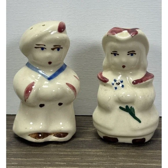 Vintage‎ Ceramic Folk Art Couple Salt & Pepper Shakers 3