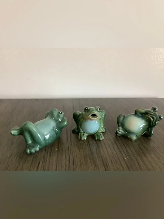 Green Ceramic Frog Figurine - Decorative Small Pet Accent