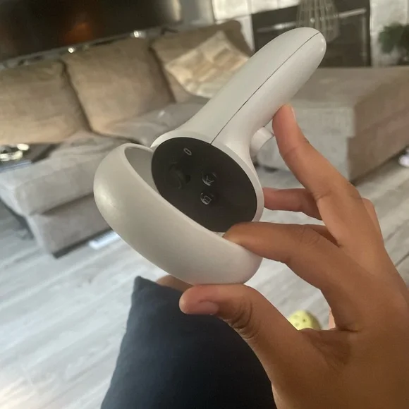 Oculus Quest 2 (comes with 2 controllers)