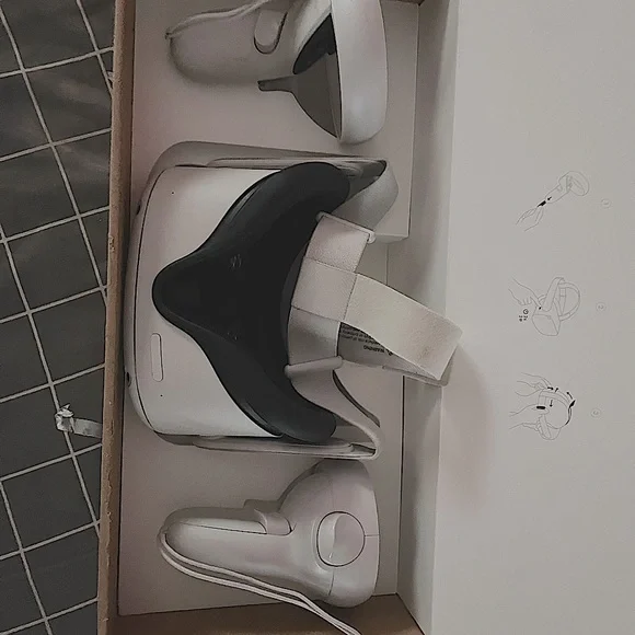 Like new oculus quest 2 with both controllers