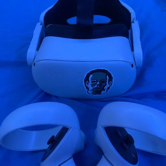 Oculus quest 2 good condition and comes with elite strap hmu FIRM ON PRICE.