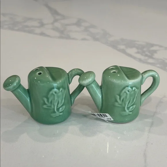 Cute. Mini Salt and pepper shakers.