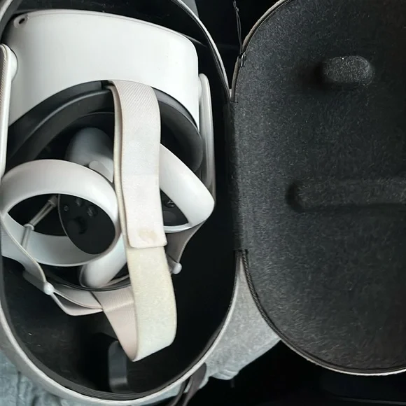 Selling used Vr Oculus Quest 2