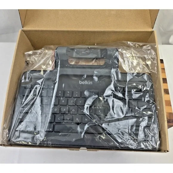 Belkin Wired Keyboard w/ Stand for iPad Lightning Connector B2B130 New in Box
