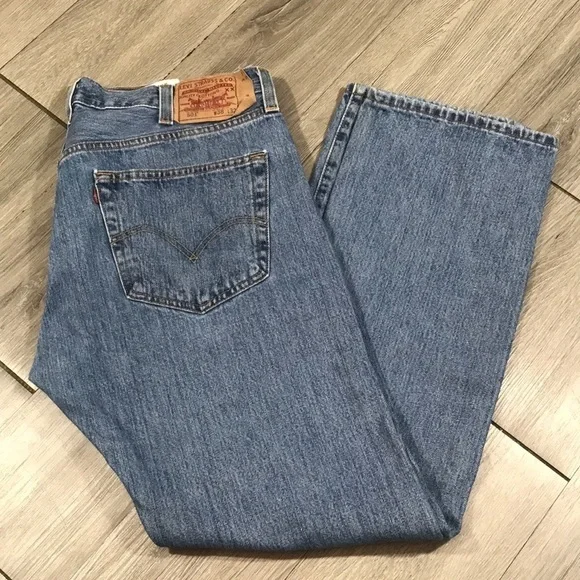 Levi’s 501 Preshrunk Light Wash Straight Leg Jeans ‎ Size 38x32