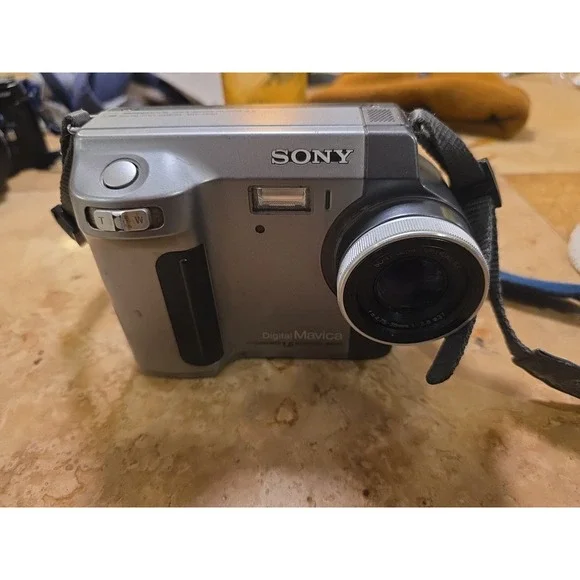 Sony Mavica MVC-FD90 1.6MP Digital Camera - Black