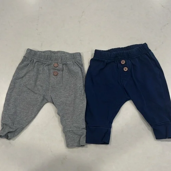 Carters size 0-3 months set of 2, like new.