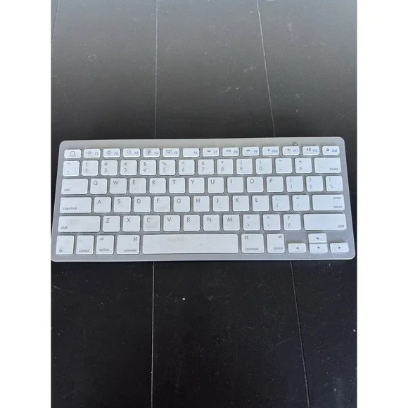 Omoton Wireless Keyboard Ultra-Slim Bluetooth Silver White QWERTY Office Home