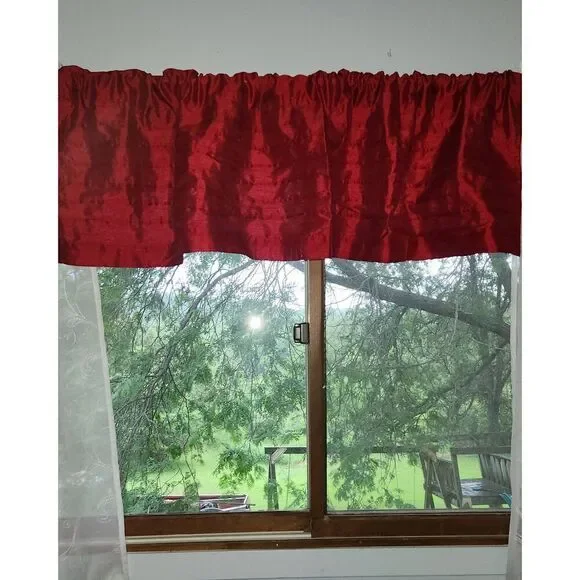 Threshold-four red valances.
