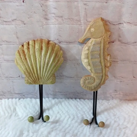 Beach Home Wooden Seahorse & Shell Hooks
