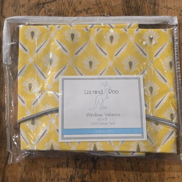 LIZ AND ROO‎ Yellow Daisies Window Valance