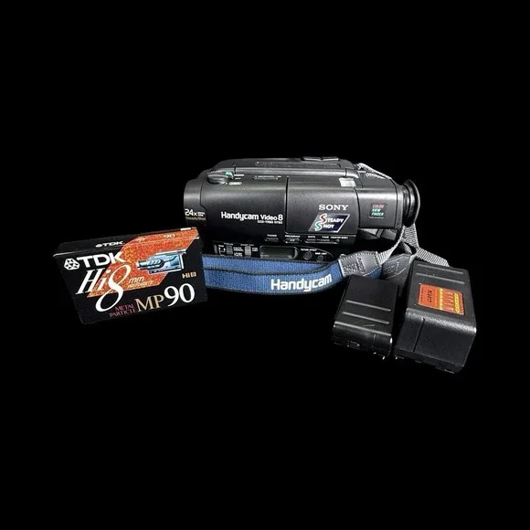 Sony Handycam Video 8 CCD-TR93 NTSC w/ 2 Batteries Cassette No Charger Tested