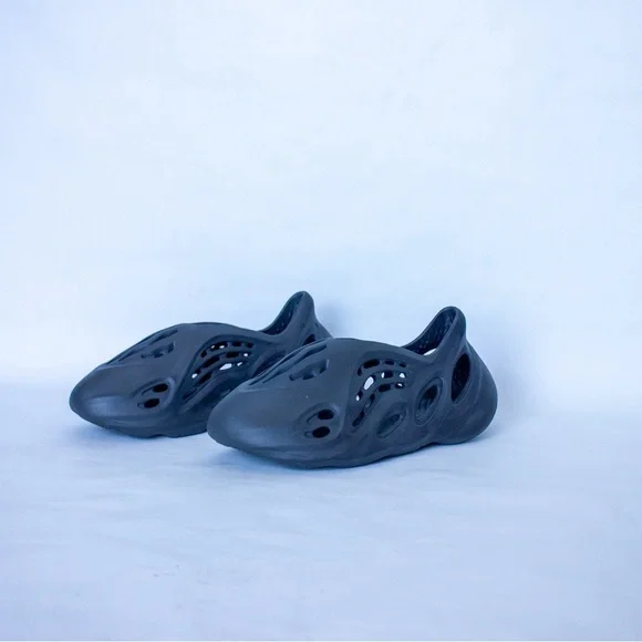 Size‎ 8- adidas Yeezy Foam RNNR Carbon