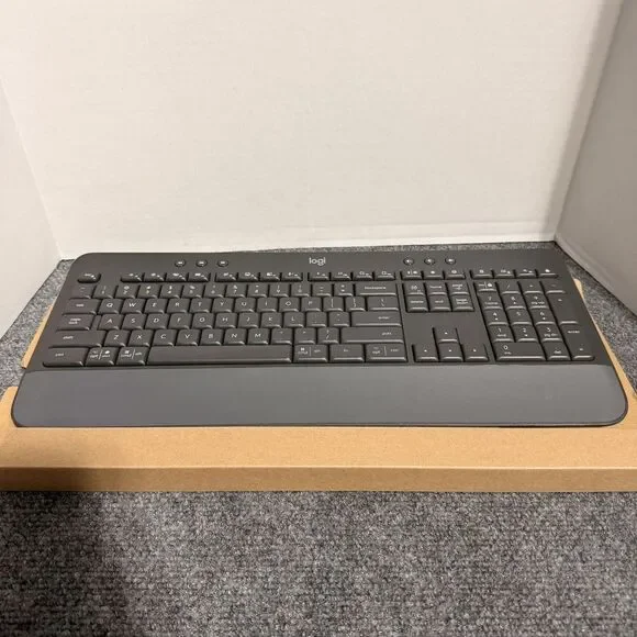 Logitech Signature K650 Wireless Bluetooth Keyboard USB Receiver Gray PC Mac