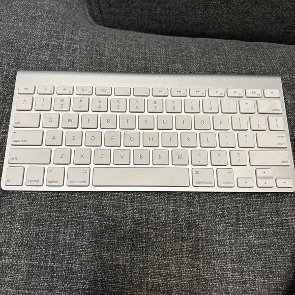 Apple Wireless Bluetooth Magic Keyboard A1314 for Mac Silver/White WORKS!