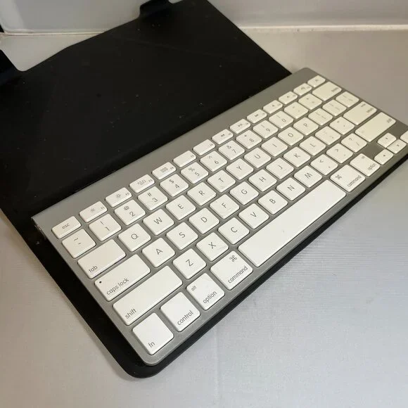 Apple wireless Bluetooth keyboard Model A1314