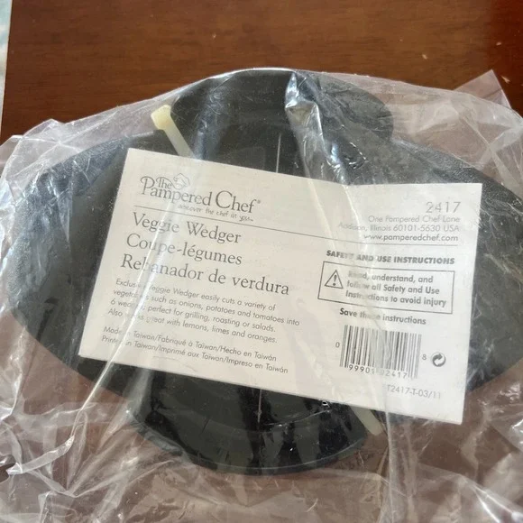 The Pampered Chef Veggie Wedger Fruit Vegetable Cutter Slicer #2417 New Sealed‎