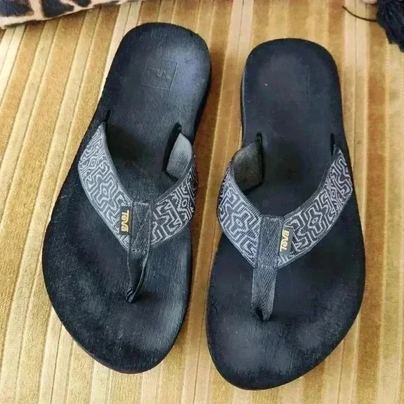 Men's Size 11 Teva Black Flipflops‎