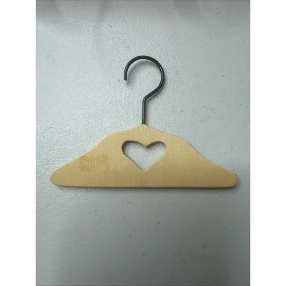 Small‎ doll hanger with cut out wooden heart