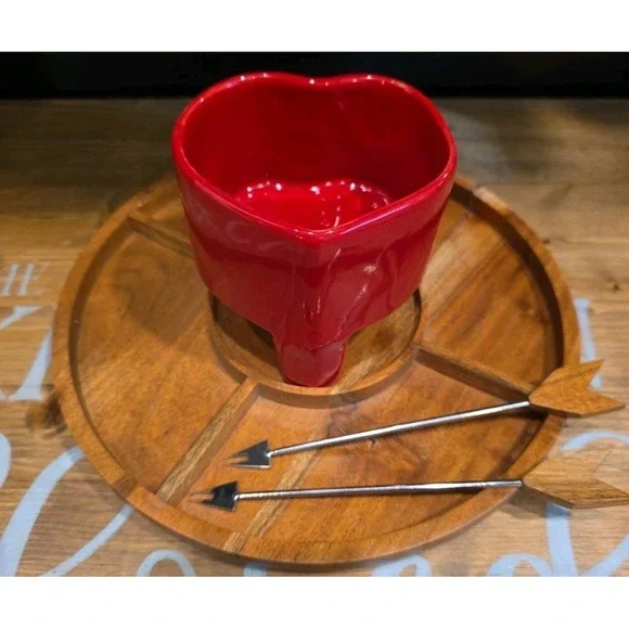 NEW Charcuterie Board with A Heart-Shaped‎ Bowl and Arrow-Shaped Picks