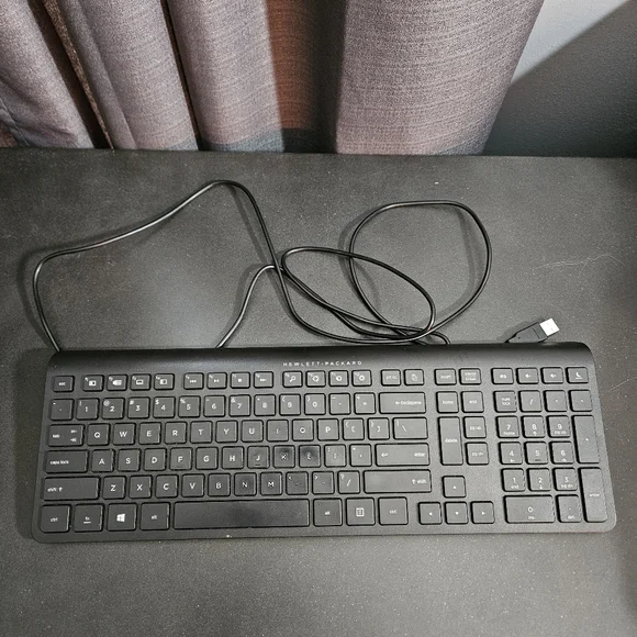 Hewlett Packard wired USB keyboard model KB71211