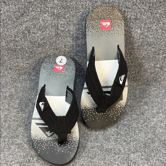 Quiksilver Black and Gray Gradient Men’s Sandals Size 7 EU40 NWOT