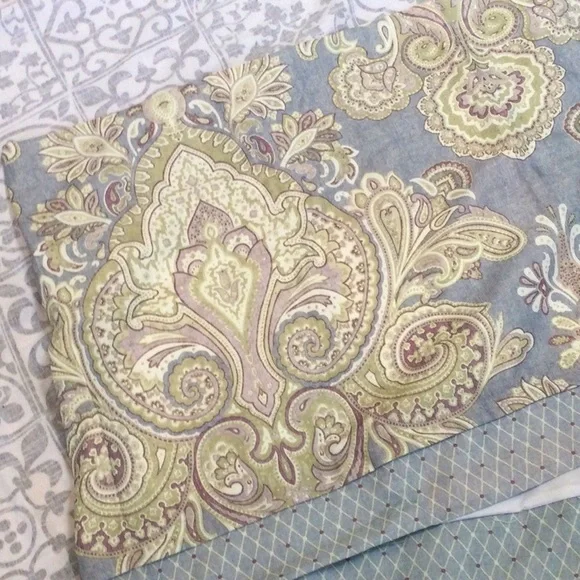 Valance window curtain. 88”by17” rod pocket, lined. Blue multi colored
