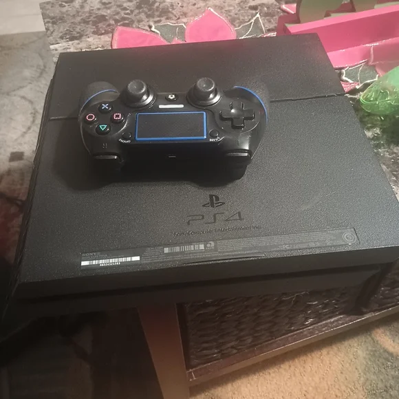 Sony PlayStation 4 Console with Black ControllerSONY PS4 - SYSTEM - CUH-1115A -