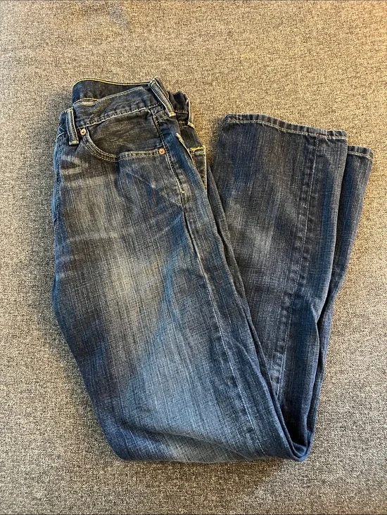 Levi's Men's Straight Jeans in Faded Blue Denim