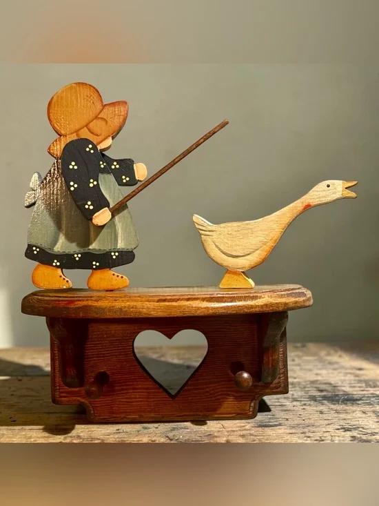 RARE Vintage Wood Folk Art Amish Girl & Goose On Heart Shelf W/ Pegs 8” Wide Key