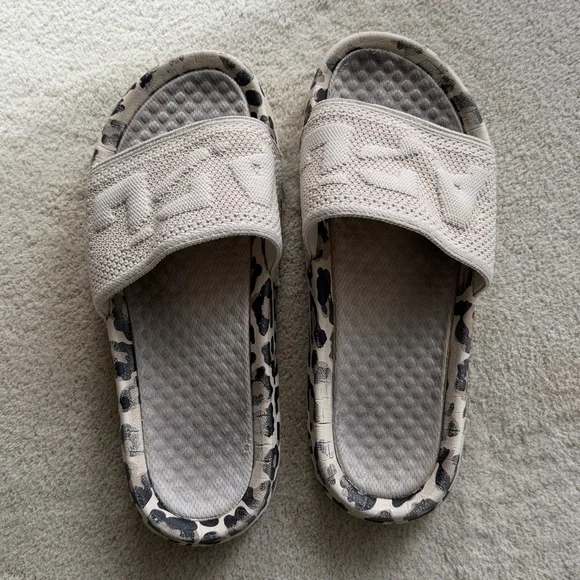APL Big Logo TechLoom Slides Cream Beige Leopard Animal print size 9