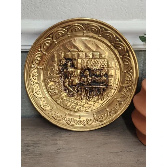 Vintage‎ Peerage England Wall Hang Embossed Brass Round Plate Plaque Tavern Pub