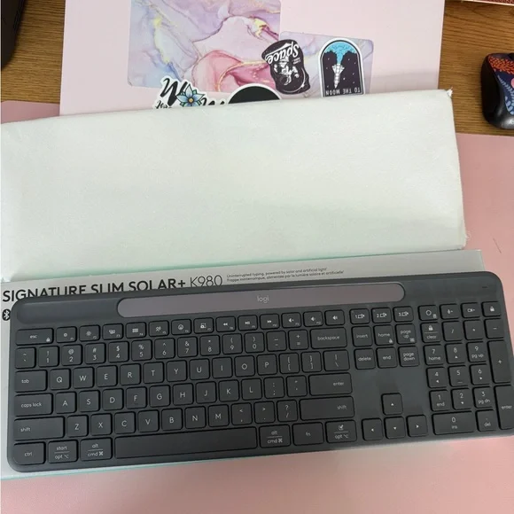 Logitech Signature Slim Solar+ Wireless Bluetooth Keyboard K980
