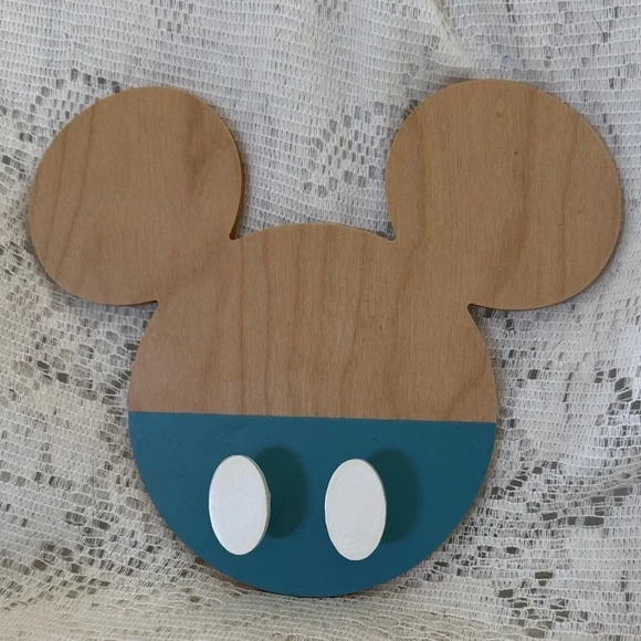 Disney Parks Wall deco Mickey Mouse Head holds Disney lanyards jackets, etc. NEW