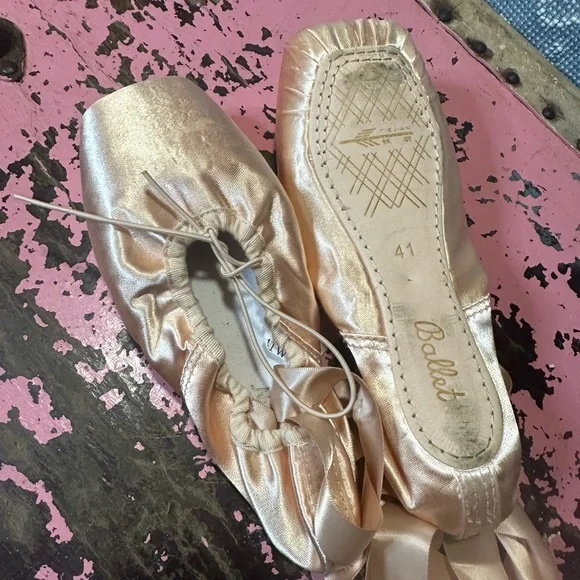 TIEJIAN Pointe ballet shoe women’s Teen size 41 (9.5-10.5)