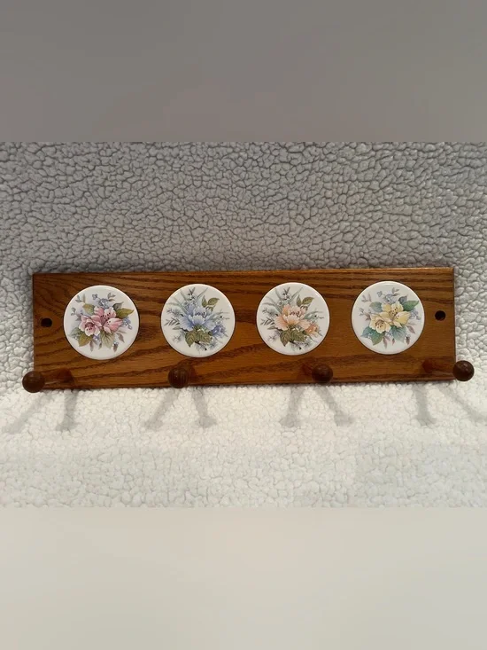 Beaver Hill Designs, PA, 1970s Wall Mounted Coat/hat Rack W/ceramic Inlay Flower