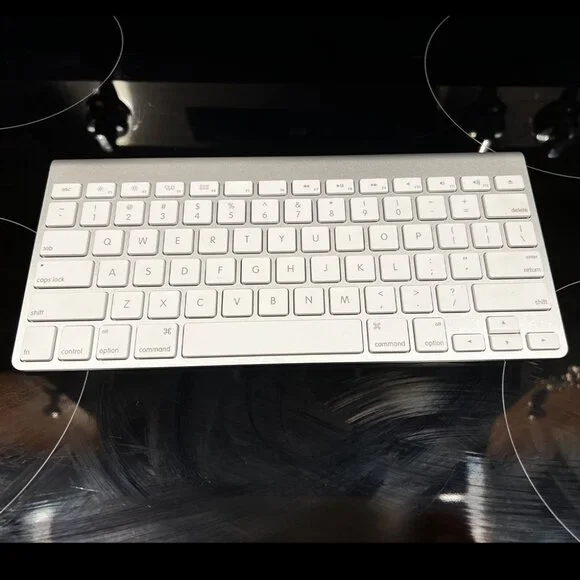 Apple Wireless Keyboard with Bluetooth - Silver/White