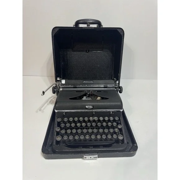 vintage Royal portable manual typewriter with a carrying case. Untested