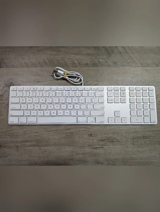 Apple A1243 MB110LL/A Wired Keyboard