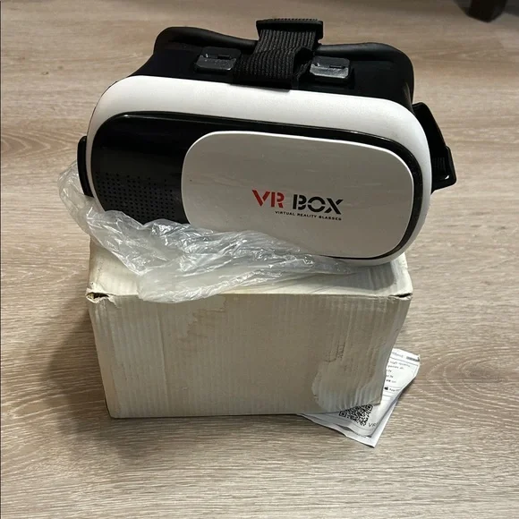 VeeR Virtual Reality Headset - White and Black