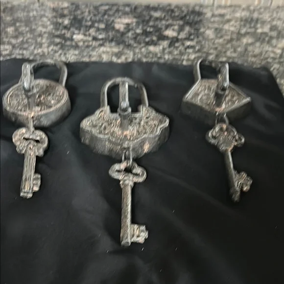 VINTAGE CAST IROBN PADLOCK WITH KEYS WALL DECOR/ HANGING ART SET OF 3