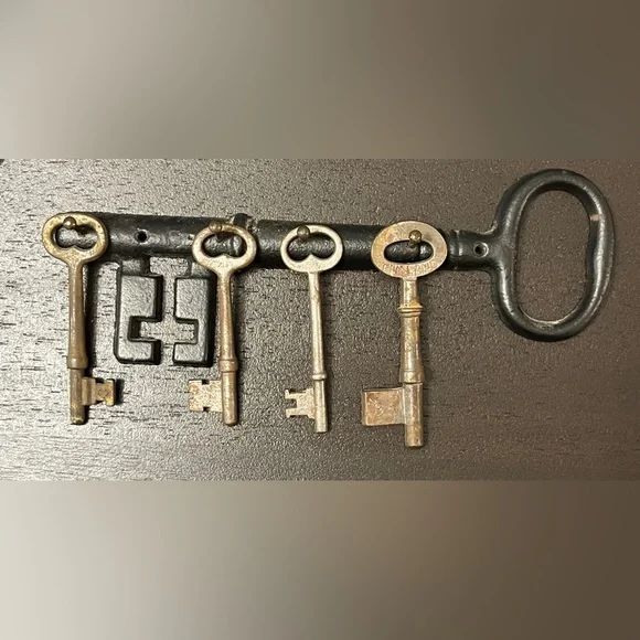 Hanging Skeleton Key Holder with Skeleton Keys