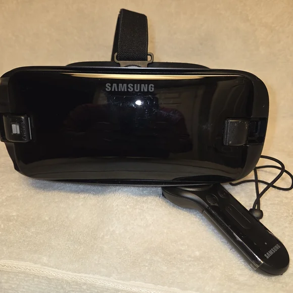 Samsung Black VR Headset with Controller